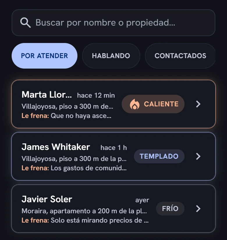La lista «Por atender» del panel de contactos en el móvil: Marta Llorens con la etiqueta caliente, James Whitaker templado y Javier Soler frío, cada uno con lo que le frena.
